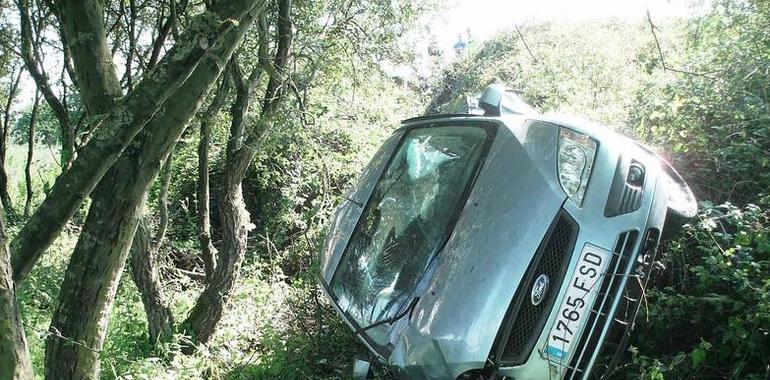 Conductor herido al volcar su vehículo en un área comercial de Siero