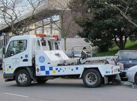La grúa municipal de Oviedo se lleva un niño aterrado dentro de un coche 