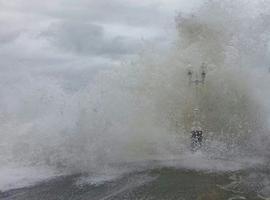 El temporal marítimo vuelve a Asturias, acompañado de nieve