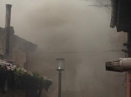 Un incendio destruye parte de una viviendaen Pandu 47, Nava