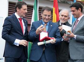 Francisco José Alonso Rodríguez recibió en Tuña el IX Premio a las Libertades "Rafael del Riego"
