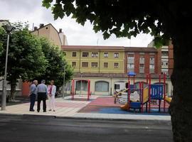 Sama reconvierte la antigua plaza del 'mercáu' en un espacio acogedor para mayores y jóvenes