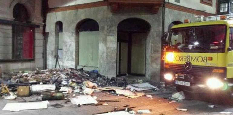 Un voraz incendio obliga a desalojar dos edificios en Llanes y continúa activo