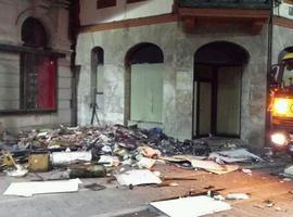 Un voraz incendio obliga a desalojar dos edificios en Llanes y continúa activo