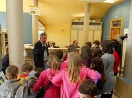 Escolares y maestras de Torazu y Santolaya visitan su Consistorio