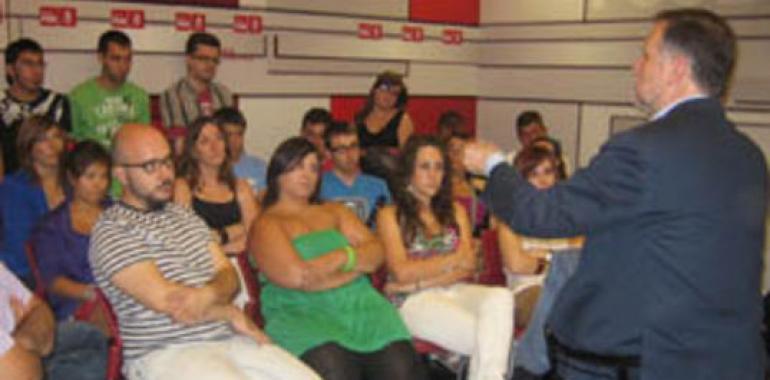 Iglesias señala como gran objetivo del PSOE "crear nuevos yacimientos de empleo" para los jóvenes 