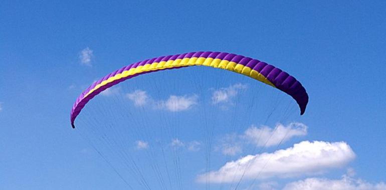 Ciegos vuelan en parapente por la costa gijonesa