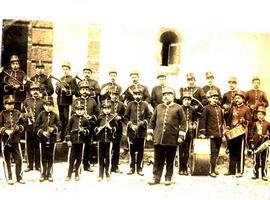 Concierto de la Banda de Música de Llanes en la plaza de La Magdalena