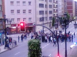 'Cencerrada' en General Elorza contra el cierre de La Madreña