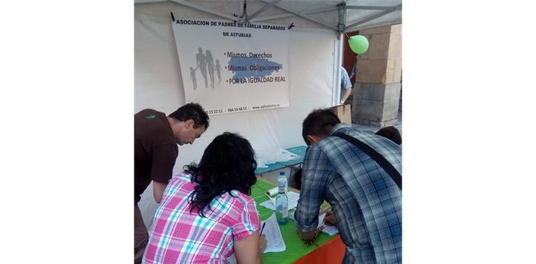 Apoyo social a la recogida de firmas de #Padres de #Familia #Separados en Gijón