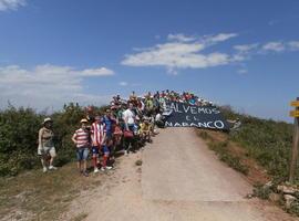 La segunda marcha popular 'Salvemos el Naranco' coronó la cima