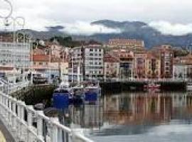 Fallece un pescador tras caer desde el barco en el que trabajaba en el puerto de Ribadesella