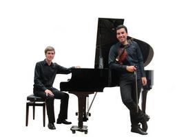El pianista David Sánchez Álvarez y el violinista Nicolás Martínez Alonso en El Casino de Llanes