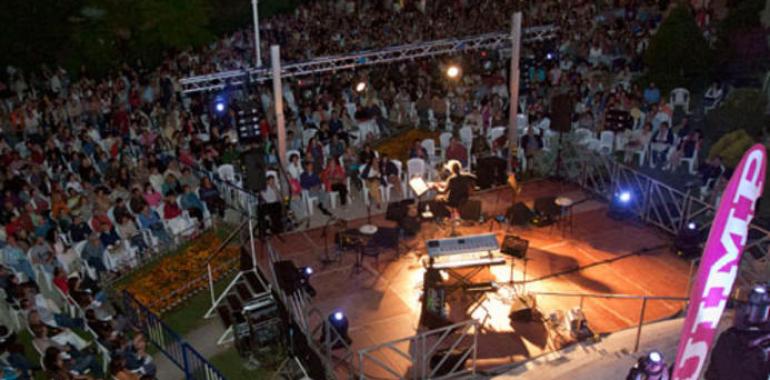 La música de Luis Eduardo Aute y Pedro Guerra une a diversas generaciones en un concierto 