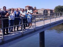 Las aguas del Sella bajan por la ría para invitar a Avilés al Descenso