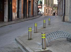 Instalados dos aparcabicicletas en la villa de Llanes