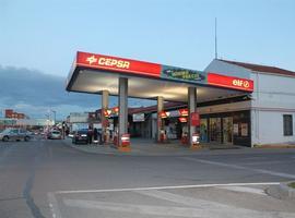 Gasolina y gasoleu abarátense hasta un 0,6% dempués de 3 selmanes de subíes previes a les vacaciones