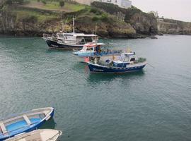 Cantabria caltién paralizaos los permisos de pesqueros d'Asturies y culpa'l Principáu