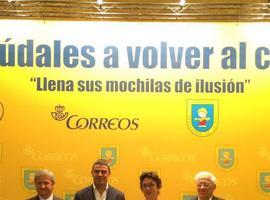 Correos recoge material escolar para el reparto que hará la ONG 'Mensajeros de la Paz'