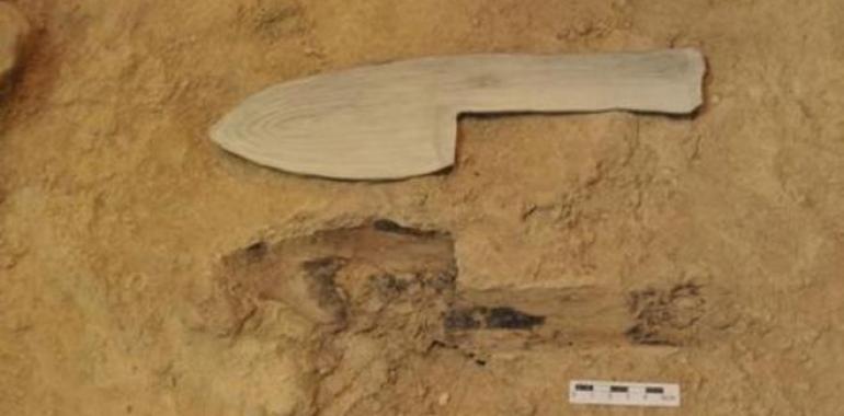 Un cuchillo neandertal con mango de madera es el artefacto más antiguo del registro arqueológico mundial