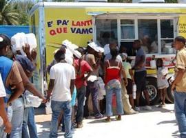 República Dominicana reparte ayuda humanitaria a los damnificados por 'Irene'