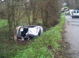 Muere un joven de 22 años al volcar su coche y golpear contra un árbol en Navia