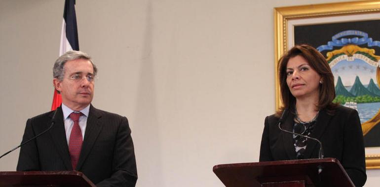 Expresidente Uribe comparte su experiencia en Seguridad con la presidenta de Costa Rica