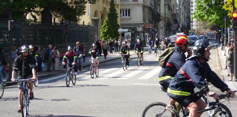Los bomberos de Oviedo protestan cardiosaludablemente