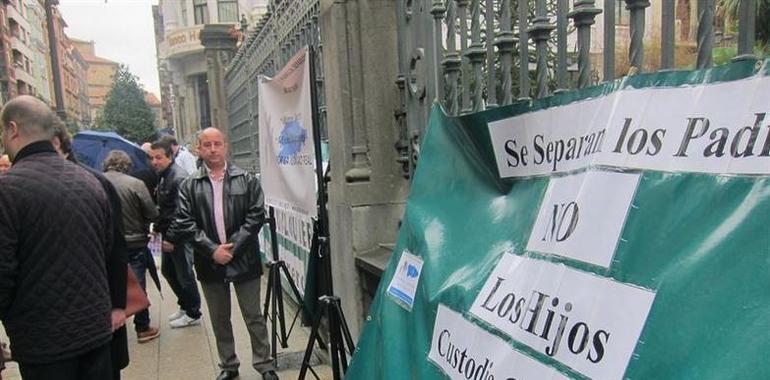 Padres de familia separados piden la custodia compartida y la derogación de 