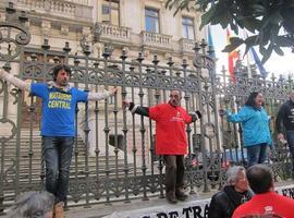 Trabajadores en Lucha 'crucificados' ante el Parlamento asturiano