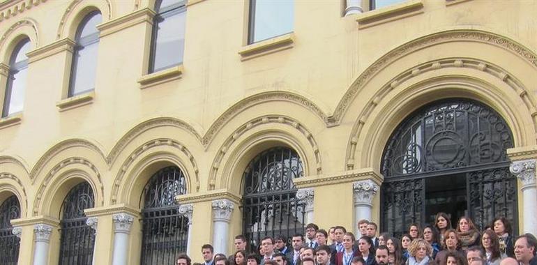 Asturias se concentra en homenaje a las víctimas del accidente aéreo