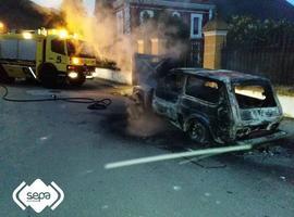 Incendio destruye un turismo ante la Estación en Nueva de Llanes