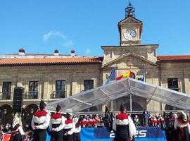 El multicolor desfile de El Bollu recuerda que 'De Asturias la mejor flor, es la villa de Avilés'