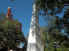 Montaje en Las Meanas del Obelisco de la 'Pepa', regalo de San Agustín a Avilés