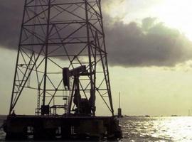 El petróleo abre en ligera alza a 52,49 dólares el barril