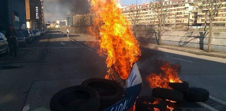 Una barricada con fuego, nueva protesta de los prejubilados de Naval Gijón