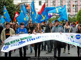 Una concurrida manifestación de 'minoritarios' recorre Gijón contra el paro y la corrupción