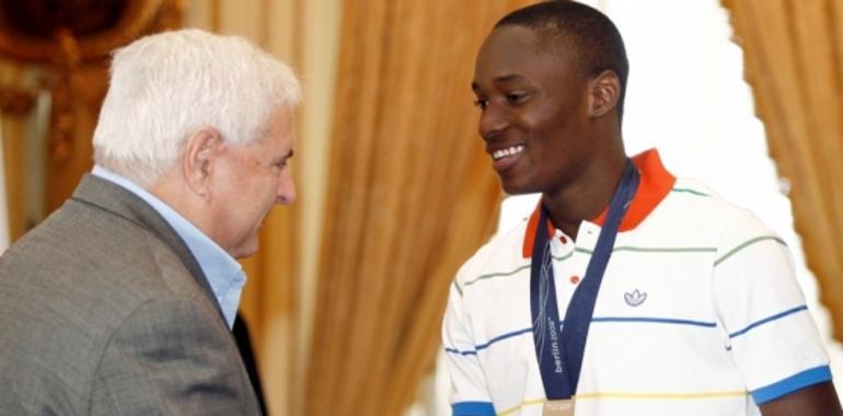 Alonso Edward recibe la felicitación de Martinelli por su Medalla en el Mundial de Atletismo