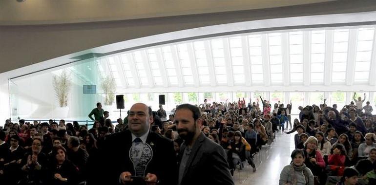 Caunedo recoge el premio para Oviedo como ganadora del 