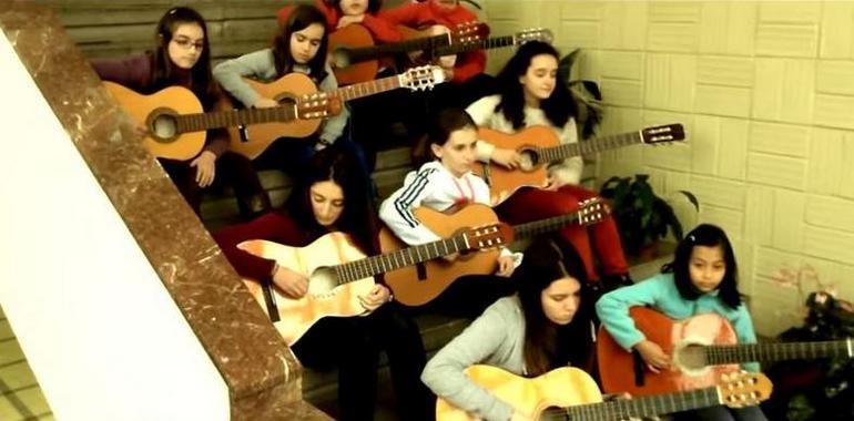 Un videoclip de profesores y alumnos festeja los 18 años de las Aulas Corales y Rondallas de Oviedo