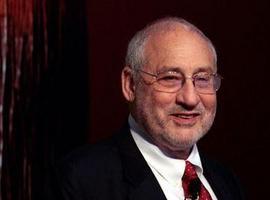 Nobel Joseph Stiglitz critica el manejo internacional de deudas como la de Grecia