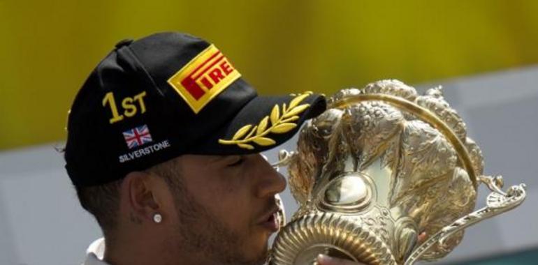Hamilton gana en Gran Bretaña y Alonso consigue un punto
