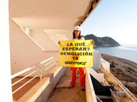 Los 'huéspedes' del hotel de El Algarrobico denuncian que la Junta quiere legalizarlo
