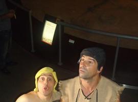 Higiénico Papel Teatro y Silvidos y Gemidos representarán 'Entre dinosaurios' en el MUJA