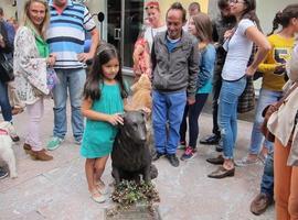 'Rufo', de perro callejero a personaje capitalino con escultura en la calle Uría