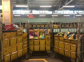 La campaña de Correos 'Ayúdales a volver al cole' recoge en Asturias 300 kilos de material escolar