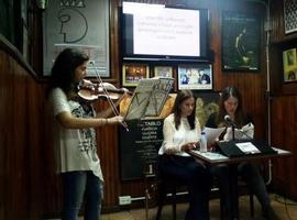 Dulce Victoria en la presentación de El secreto de los Mc Jeffessorn entre violines