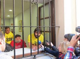 El encierro de 16 manifestantes en el Consistorio ovetense desata una 'tormenta' política