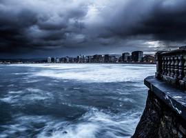 El 'turbón' del lunes trae alerta por lluvias y olas de hasta seis metros para el martes