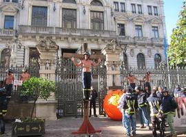 Presidencia defiende la calidad del servicio mientras un bombero se 'crucifica' como protesta